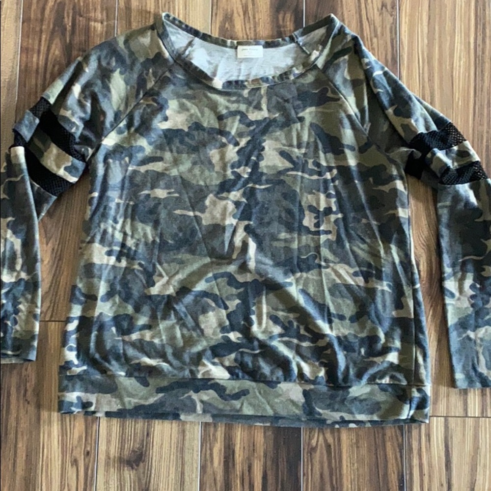 🔹4/$20🔹 Camo 3x Sweater
